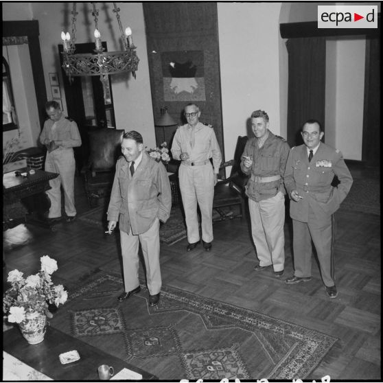 Le général Beaufre reçoit les officiers de la Force A à Port-Fouad.