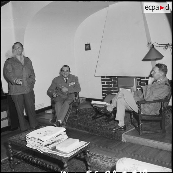 Le général Beaufre reçoit les officiers de la Force A à Port-Fouad.