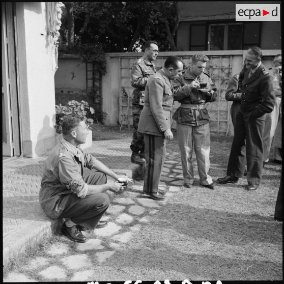 Le général Beaufre reçoit les officiers de la Force A à Port-Fouad.