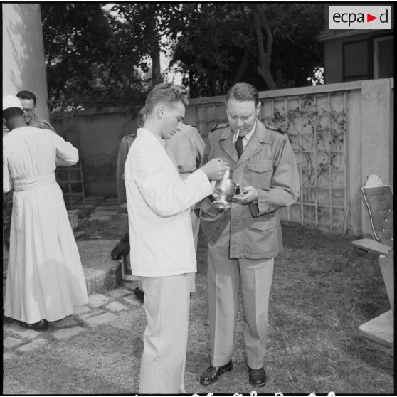 Le général de division Beaufre, commandant la Force A, reçoit ses officiers dans sa résidence de Port-Fouad.