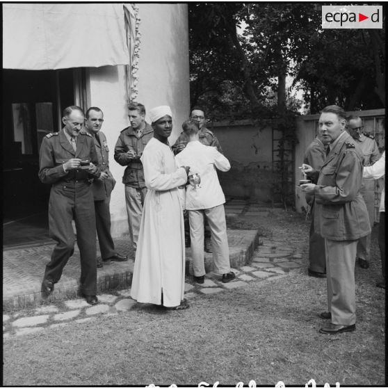 Le général Beaufre reçoit les officiers de la Force A à Port-Fouad.