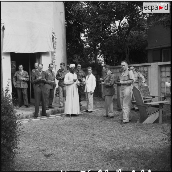 Le général Beaufre reçoit les officiers de la Force A à Port-Fouad.