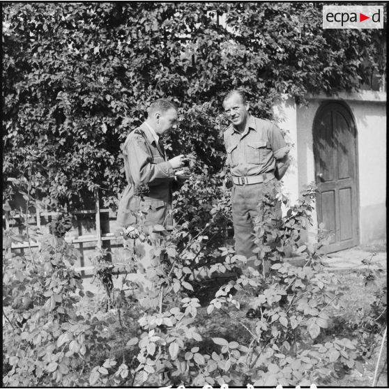 Le général de division Beaufre, commandant la Force A, reçoit ses officiers dans sa résidence de Port-Fouad.