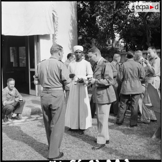 Le général Beaufre reçoit les officiers de la Force A à Port-Fouad.