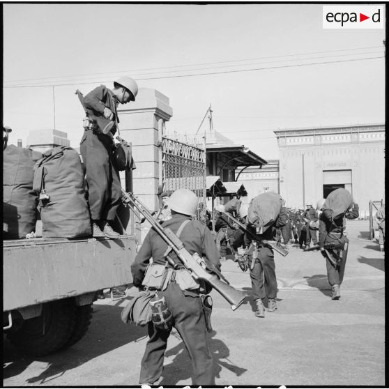 L'arrivée du détachement colombien de l'ONU à l'usine électrique de Port-Fouad.