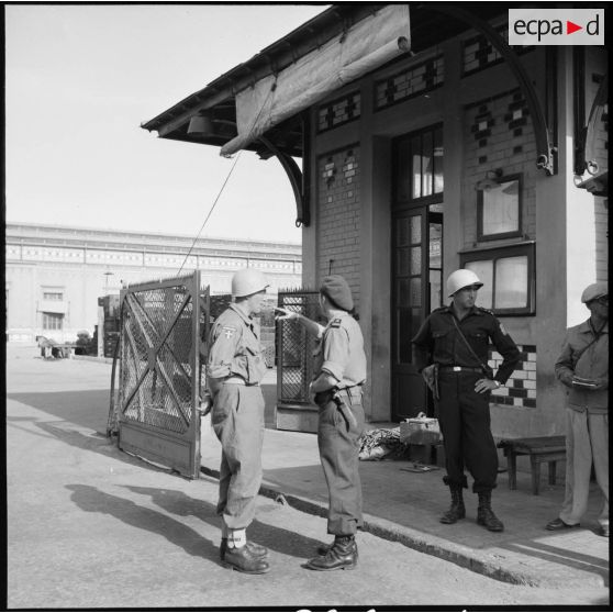 Relève de garde à l'usine électrique de Port-Fouad.