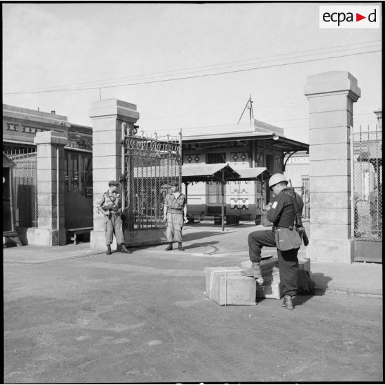 Relève de garde à l'usine électrique de Port-Fouad.