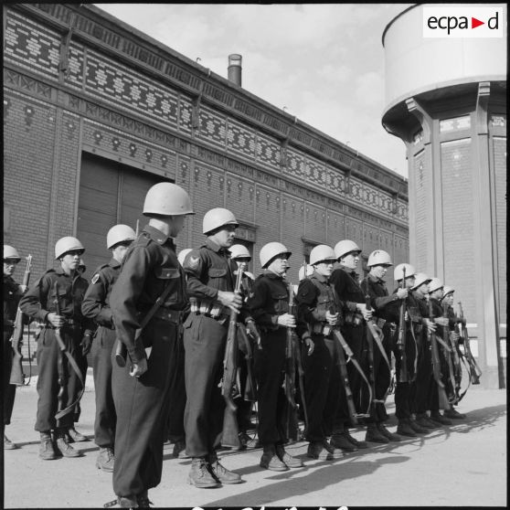 Relève de garde à l'usine électrique de Port-Fouad.