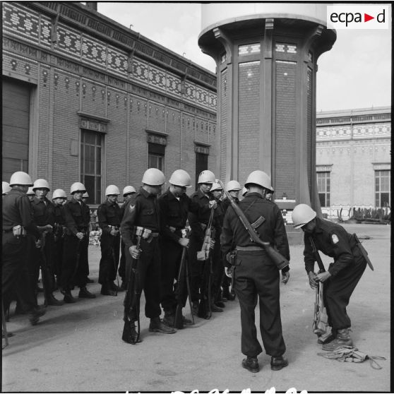 Relève de garde à l'usine électrique de Port-Fouad.