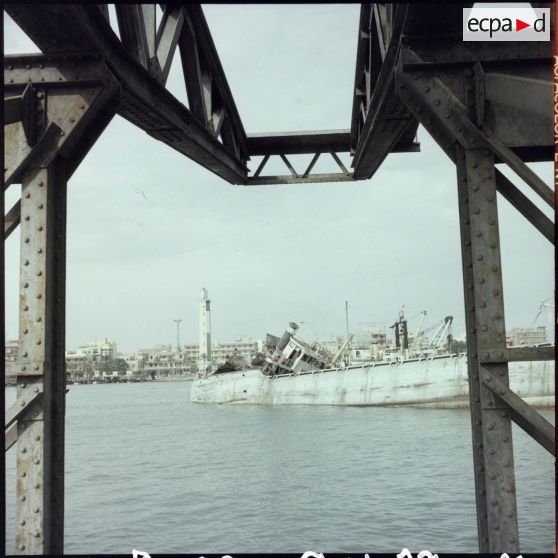 Le Pollux sabordé par les autorités égyptiennes à l'entrée du canal de Suez à Port-Saïd.