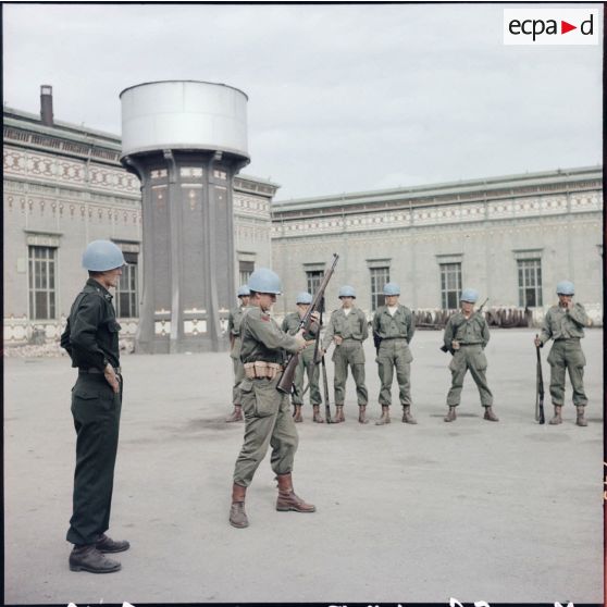 Les soldats du bataillon colombien de l'ONU lors d'une revue d'armes à Port-Fouad.