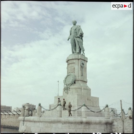 La statue de Ferdinand de Lesseps à l'entrée du canal de Suez.