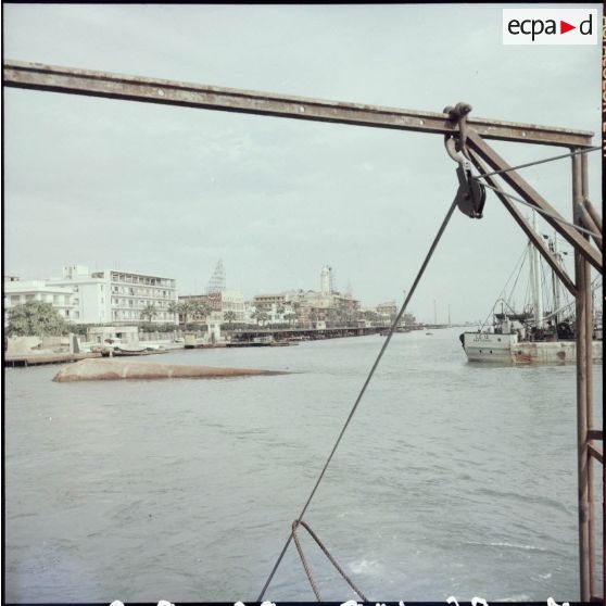 Un bateau sabordé par les autorités égyptiennes à l'entrée du canal de Suez à Port-Saïd.