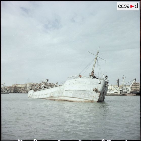 Le Pollux sabordé par les autorités égyptiennes à l'entrée du canal de Suez à Port-Saïd.