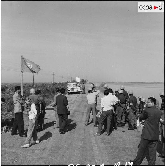 Un groupe de journalistes à l'entrée du secteur occupé par les éléments indiens de l'ONU, entre El Cap et El Kantara.