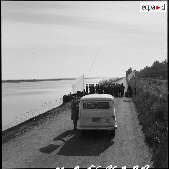 Un groupe de journalistes à l'entrée du secteur occupé par les éléments indiens de l'ONU, entre El Cap et El Kantara.