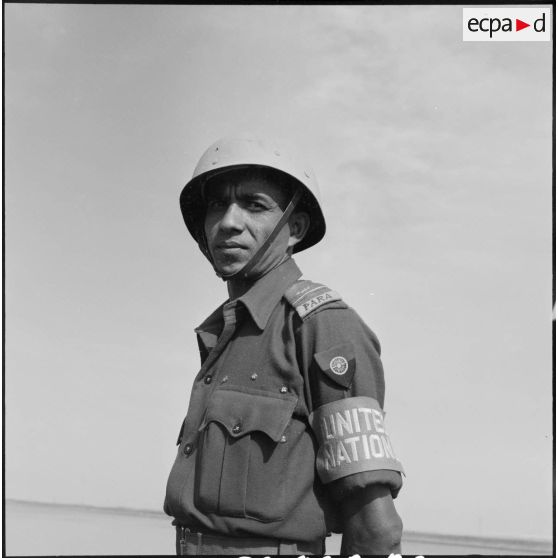 Un parachutiste du bataillon indien de l'ONU, entre El Cap et El Kantara.