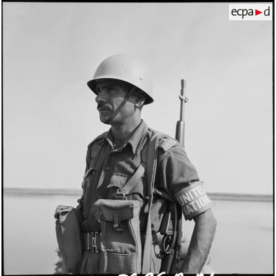 Un parachutiste du bataillon indien de l'ONU, entre El Cap et El Kantara.