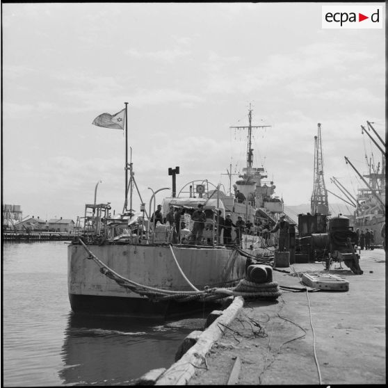 Le destroyer égyptien Ibrahim el Awal, capturé par la marine israëlienne, dans le port d'Haïfa.