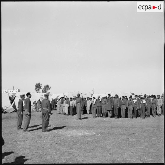 Camp de transit de prisonniers égyptiens en Israël.