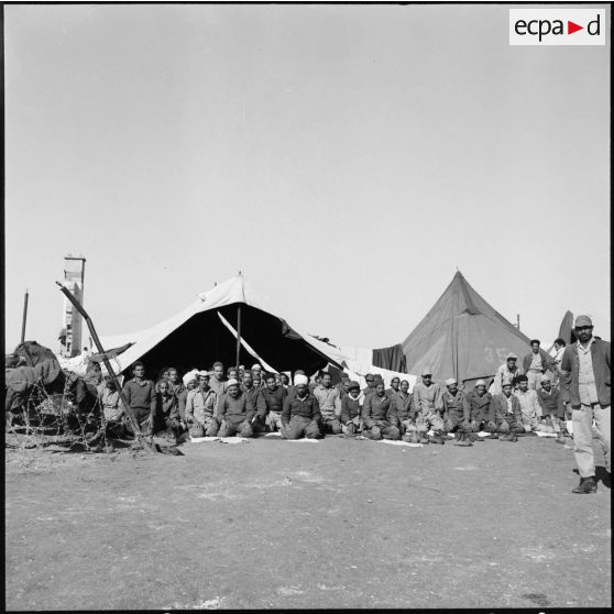 Camp de transit de prisonniers égyptiens en Israël.