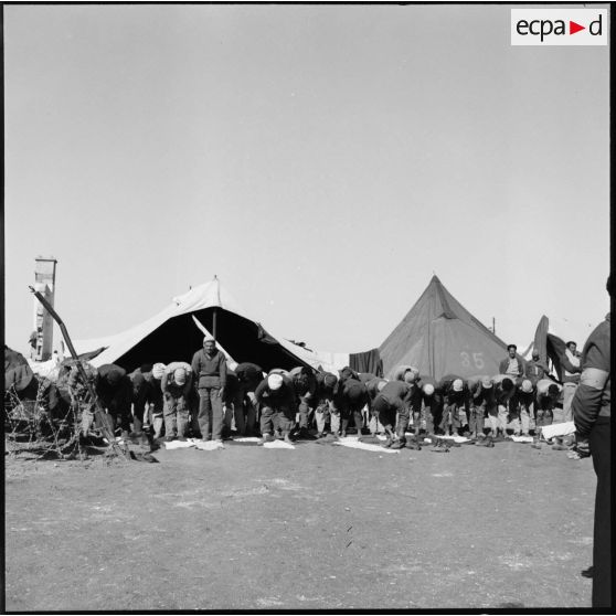 Camp de transit de prisonniers égyptiens en Israël.