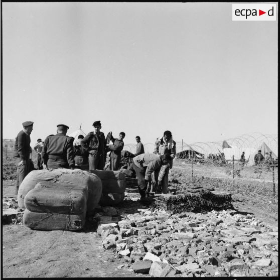 Camp de transit de prisonniers égyptiens en Israël.