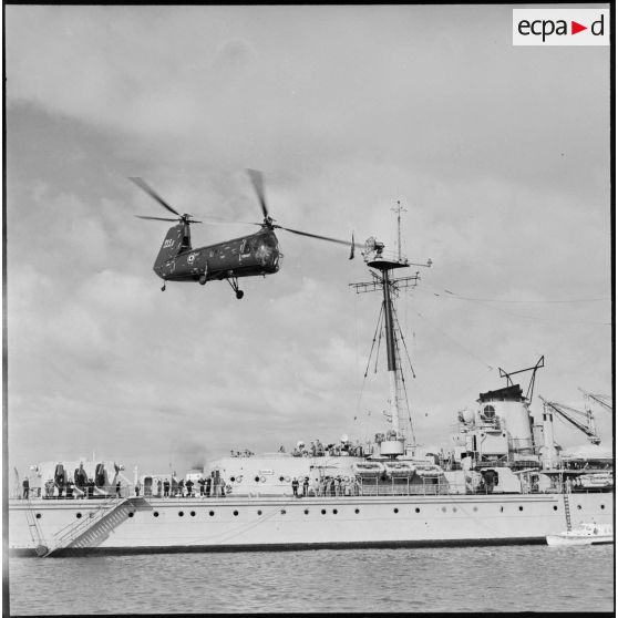 Un hélicoptère Piasecki HUP Retriever survole le croiseur Georges Leygues.