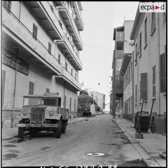 Une rue déserte de Port-Saïd, après des attentats dirigés contre les troupes alliées.