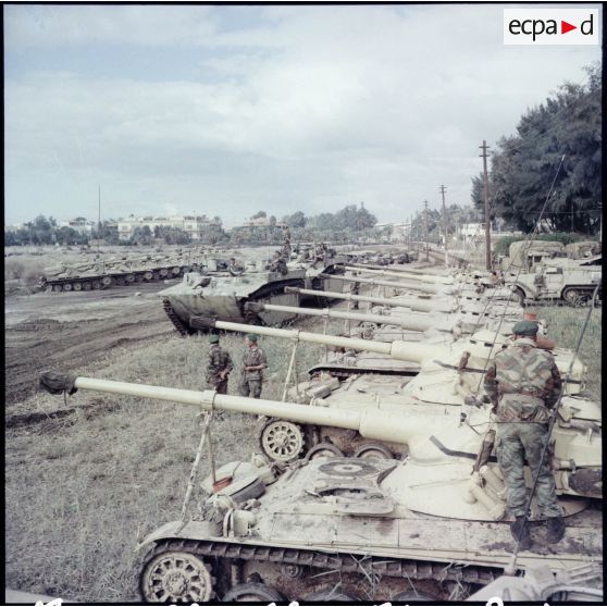 Les pelotons de LVT et de chars AMX-13 avec des légionnaires du 1er REP, avant le rembarquement.