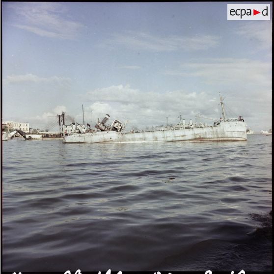 Le Pollux sabordé par les autorités égyptiennes à l'entrée du canal de Suez à Port-Saïd.