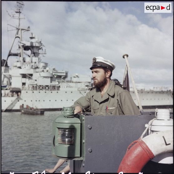 Le second maître Paul Nielsen en veille devant le croiseur Georges Leygues.