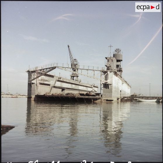 Le dock flottant renfloué par la Marine nationale le 10 décembre 1956.