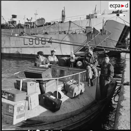 Les reporters du SCA lors du rembarquement de la Force A à Port-Saïd.