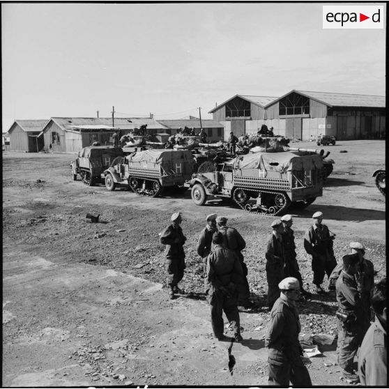 Le rembarquement des half-tracks M3 et des chars Patton du 8e RD à Port-Saïd.