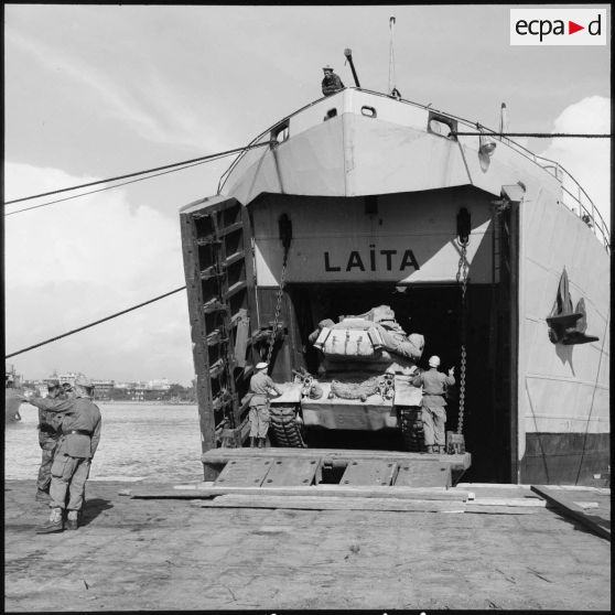 Le rembarquement des chars Patton du 8e RD à Port-Saïd.