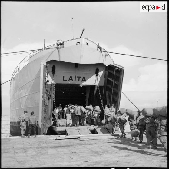 Le rembarquement des troupes françaises à Port-Saïd.