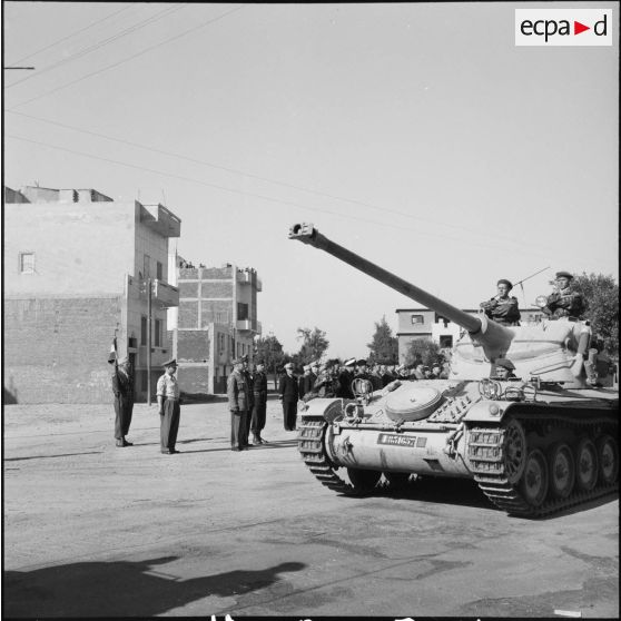 Défilé d'un char de l'escadron AMX-13 du 1er REP à Port-Fouad.