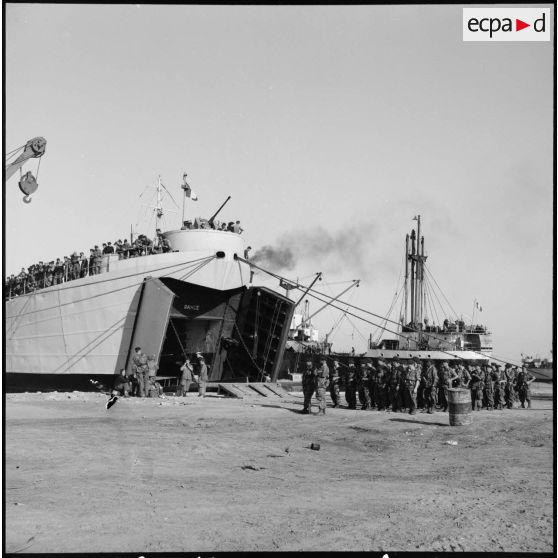 Le rembarquement des parachutistes français à Port-Fouad.