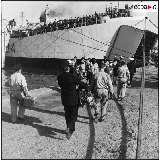 Le rembarquement des troupes françaises à Port-Fouad.