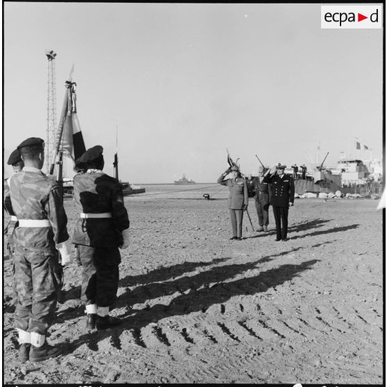 Dernière prise d'armes au 2e RPC à Port-Fouad.