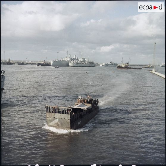 Le LCM 1017 (landing craft mechanized) dans les eaux du canal de Suez.