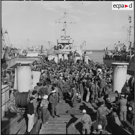 Le rembarquement des troupes françaises à Port-Fouad.