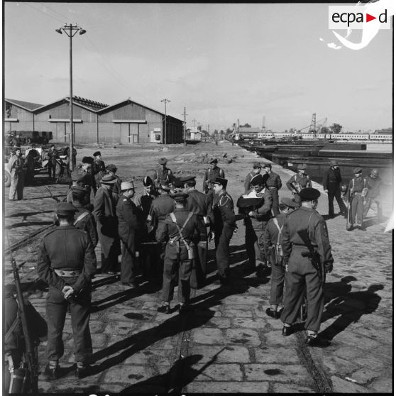 La remise de prisonniers égyptiens aux forces de police de l'ONU à Port-Saïd.