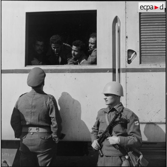 La remise de prisonniers égyptiens aux forces de police de l'ONU à Port-Saïd.