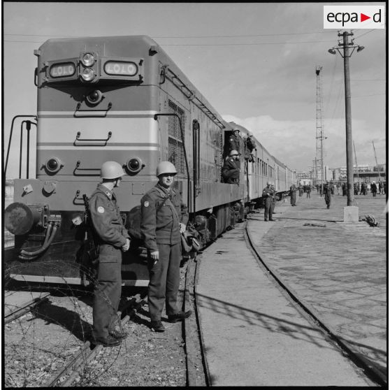 La remise de prisonniers égyptiens aux forces de police de l'ONU à Port-Saïd.