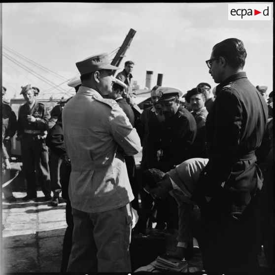 La remise de prisonniers égyptiens aux forces de police de l'ONU à Port-Saïd.