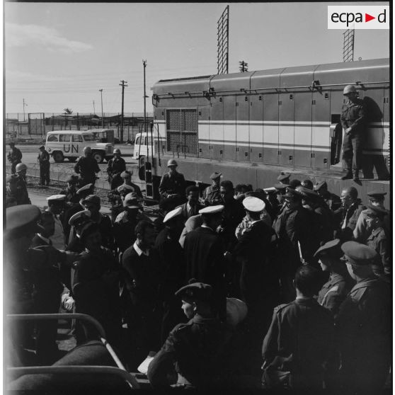 La remise de prisonniers égyptiens aux forces de police de l'ONU à Port-Saïd.