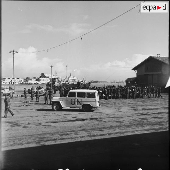 La remise de prisonniers égyptiens aux forces de police de l'ONU à Port-Saïd.