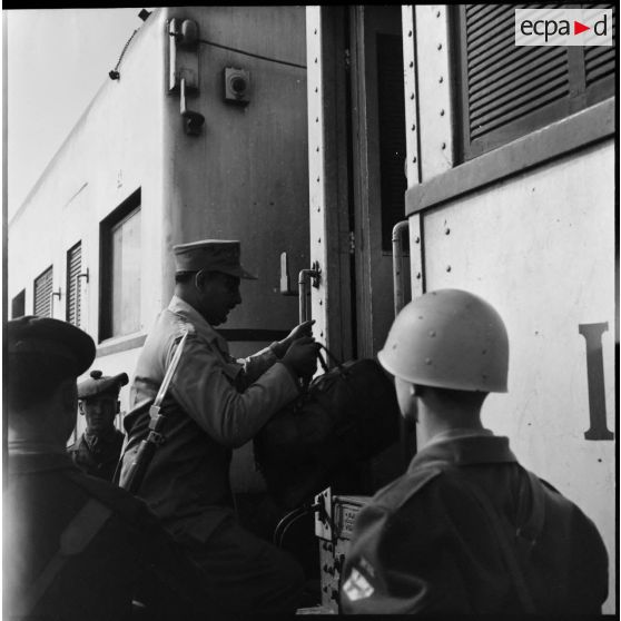 La remise de prisonniers égyptiens aux forces de police de l'ONU à Port-Saïd.